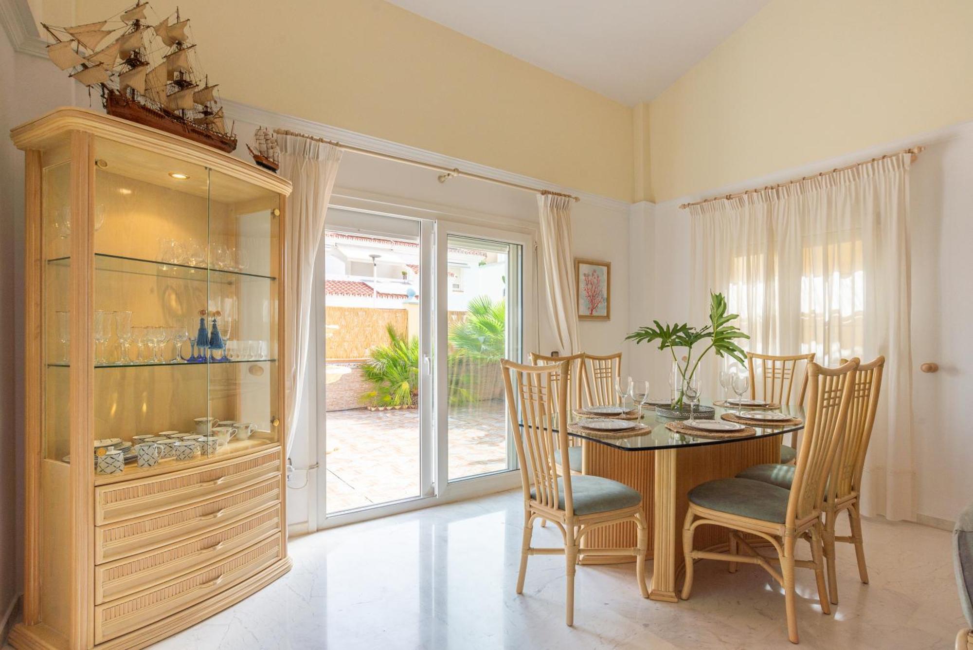 Villa Valentina - Renovated On Los Alamos Beach Торремолинос Экстерьер фото
