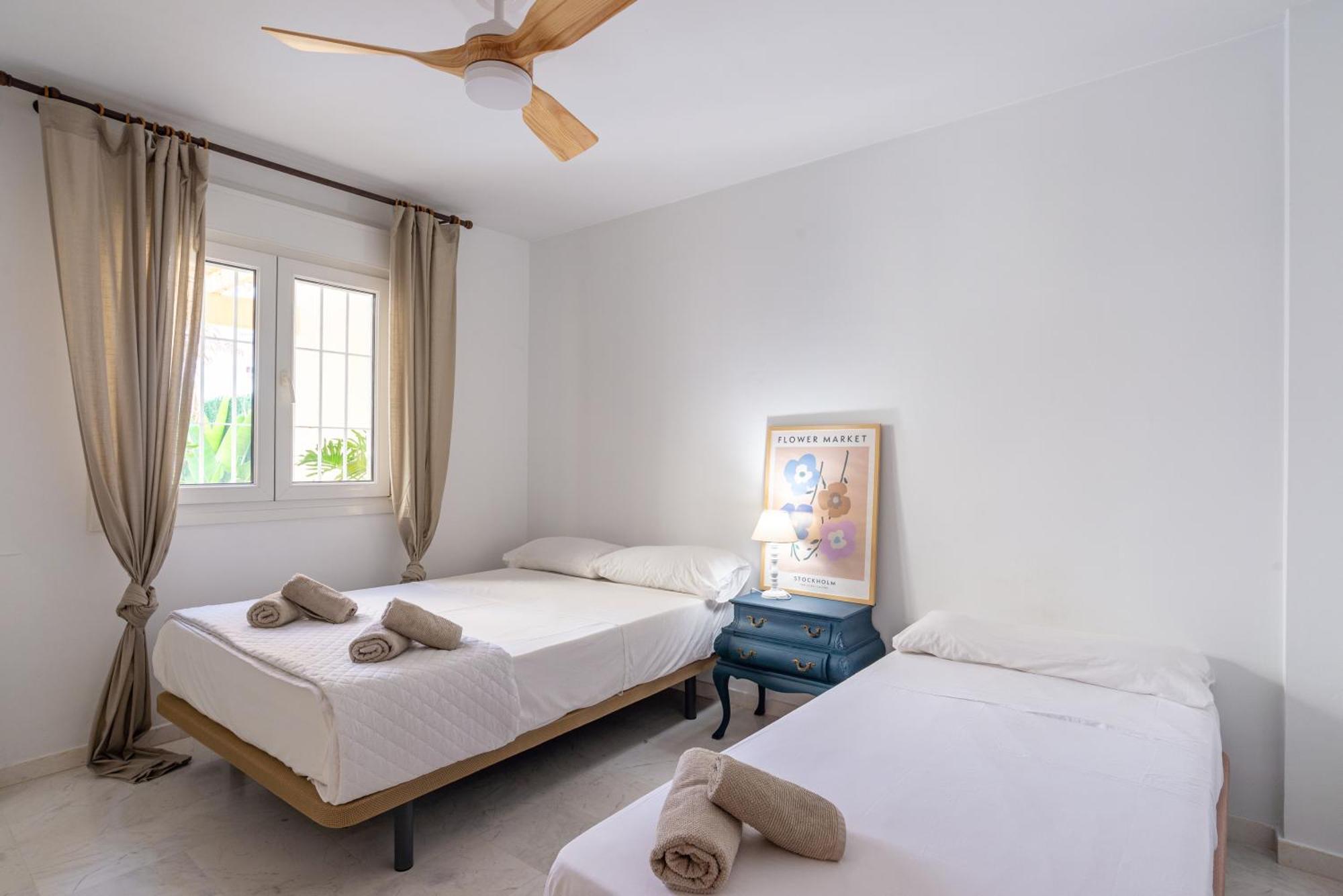Villa Valentina - Renovated On Los Alamos Beach Торремолинос Экстерьер фото