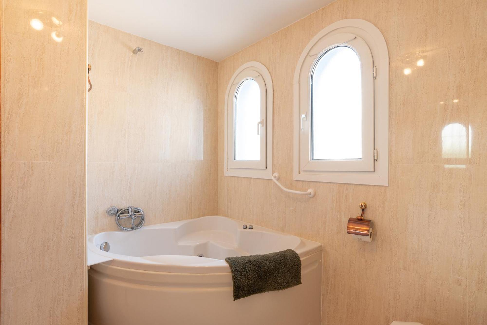 Villa Valentina - Renovated On Los Alamos Beach Торремолинос Экстерьер фото