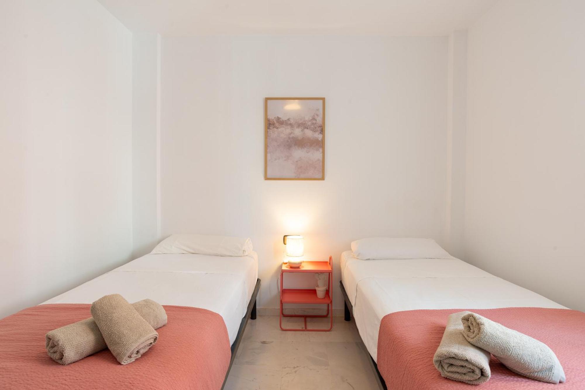 Villa Valentina - Renovated On Los Alamos Beach Торремолинос Экстерьер фото