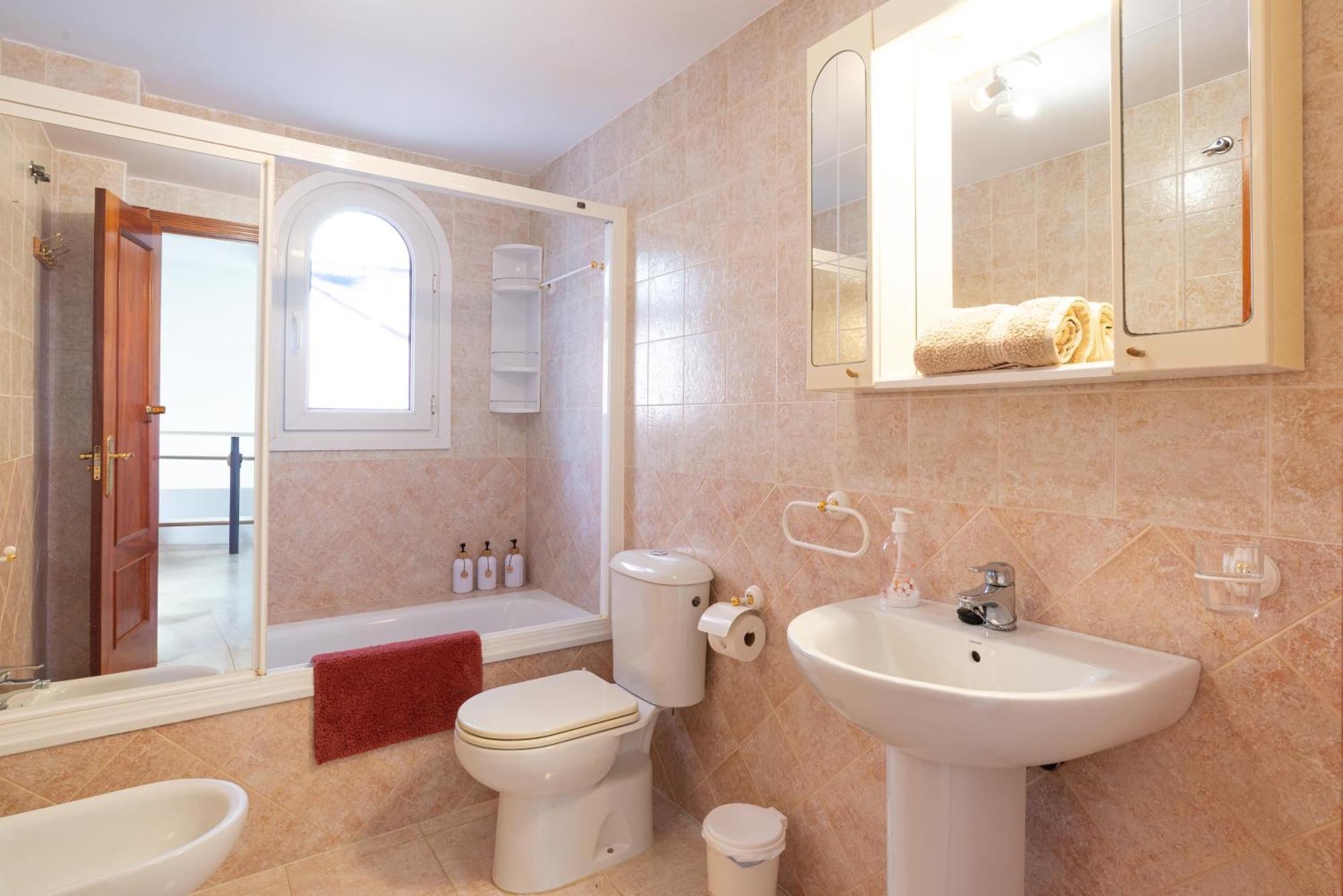 Villa Valentina - Renovated On Los Alamos Beach Торремолинос Экстерьер фото